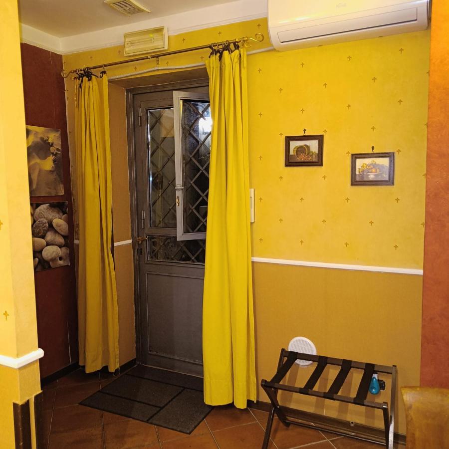 (22 m²), 1 Schlafzimmer und 1 eigene Badezimmer in Historisches Zentrum Neapel Exterior foto